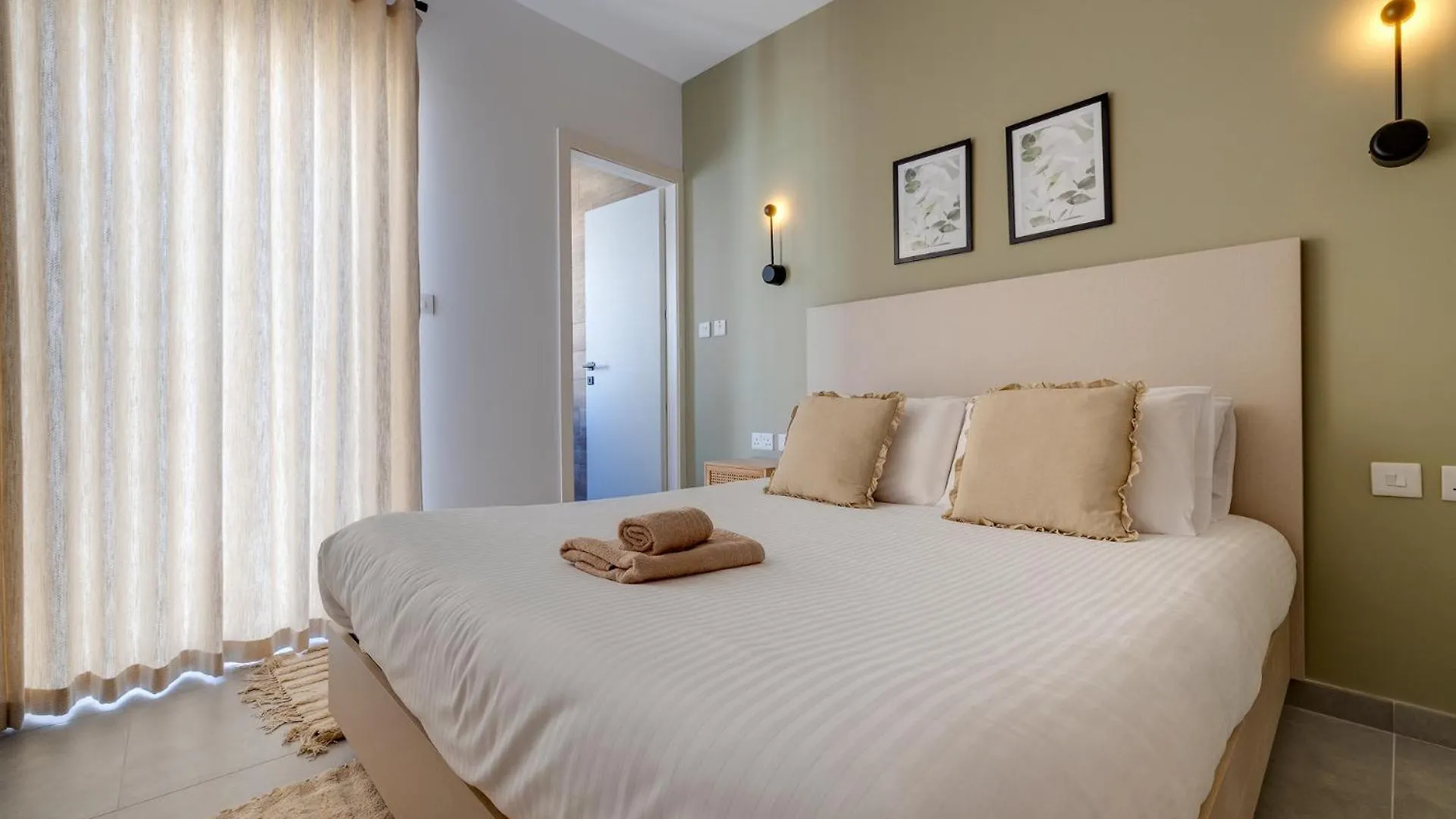 Stylish Penthouse Rooftop Hot Tub Harbour Views Sliema