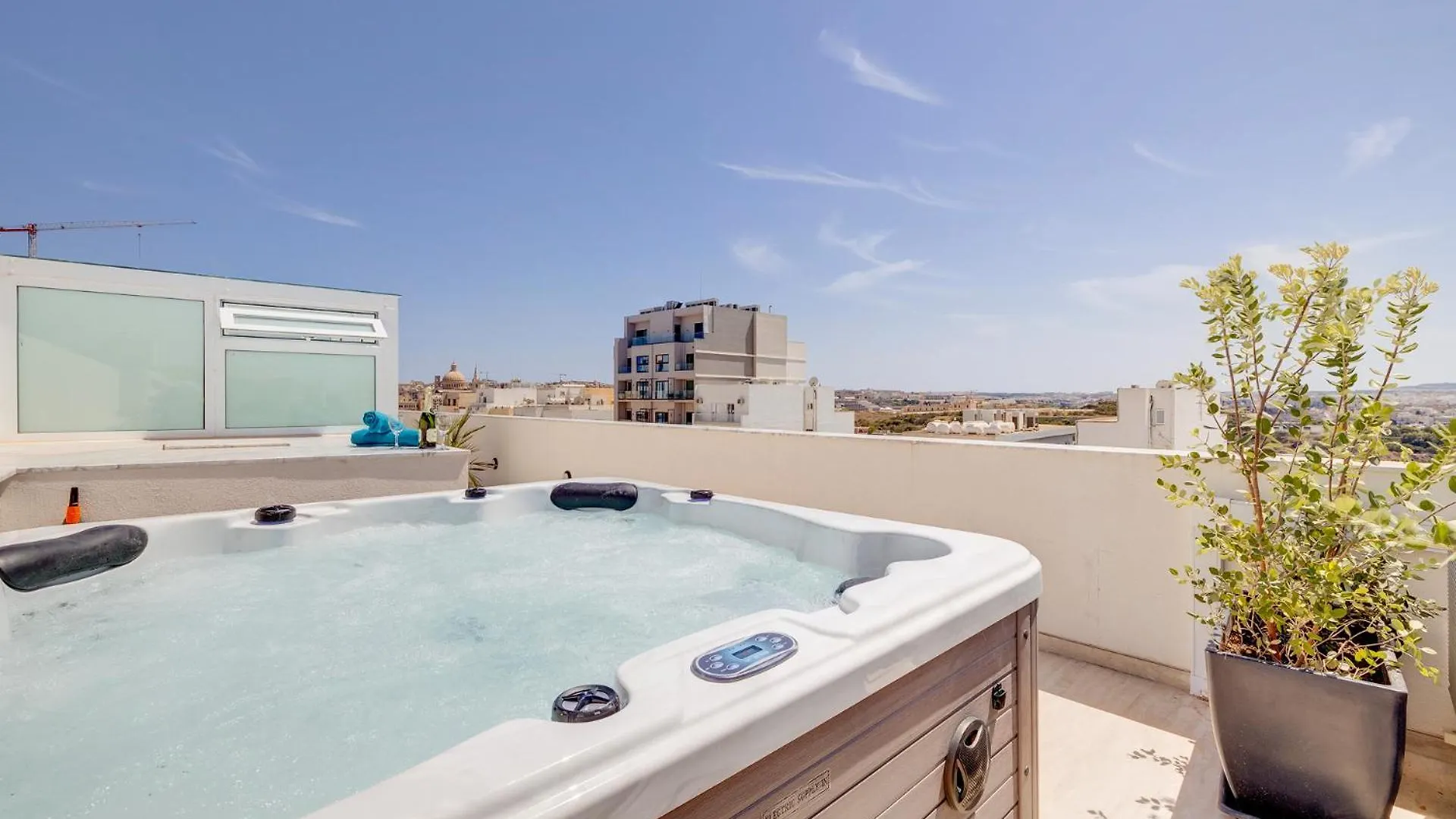 Stylish Penthouse Rooftop Hot Tub Harbour Views Sliema Malta