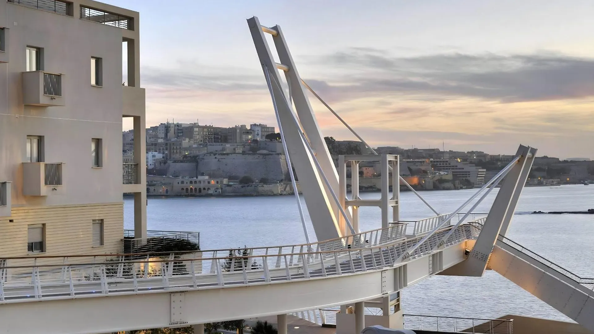 Stylish Penthouse Rooftop Hot Tub Harbour Views Sliema Malta