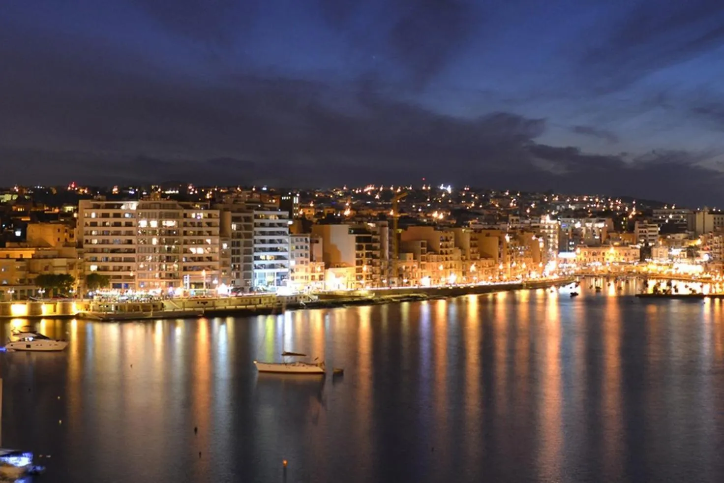 Stylish Penthouse Rooftop Hot Tub Harbour Views Sliema Malta